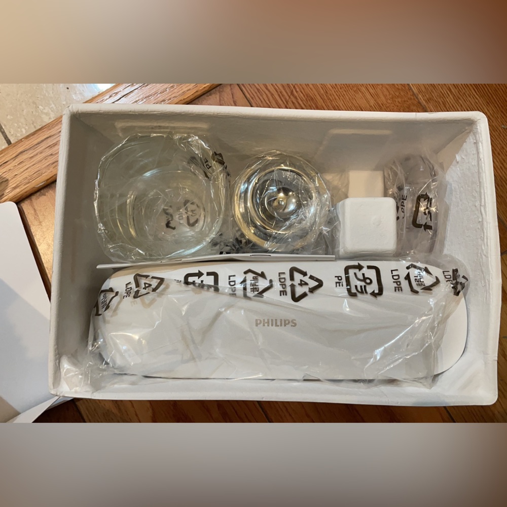 brand new Philips tootbrush box & charging cup